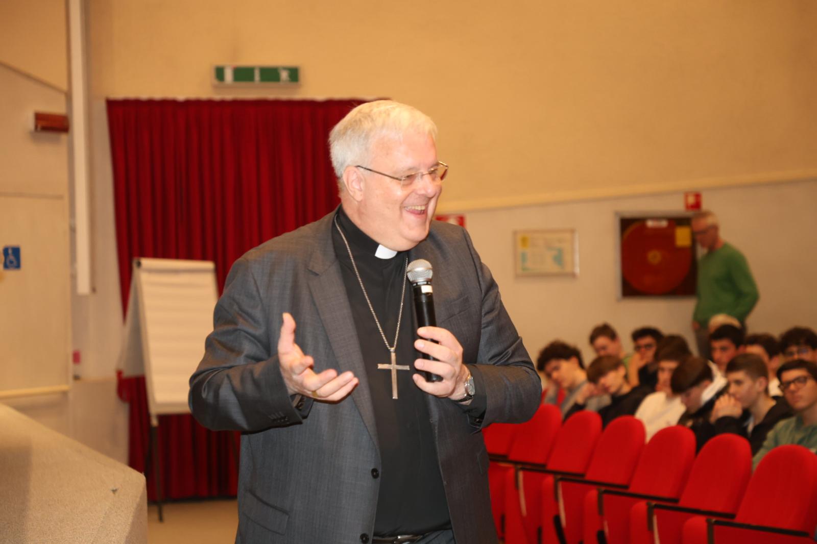 LEZIONE DI ECONOMIA CON IL VESCOVO PER OLTRE TRECENTO STUDENTI DEL PIO X