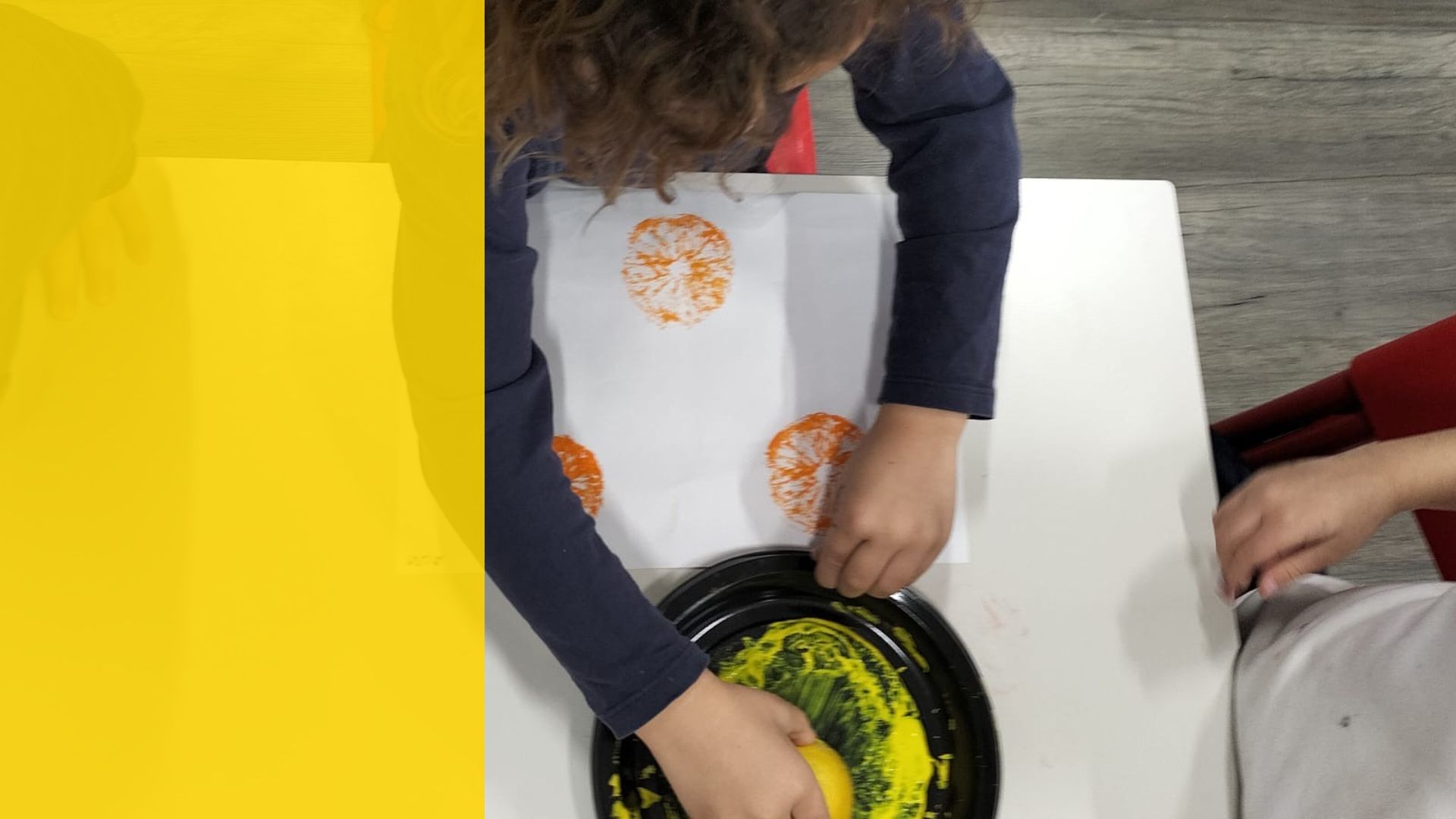 I bambini scoprono tecniche artistiche con la frutta, in inglese